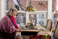 Beboer i sin bolig i Ida Marie