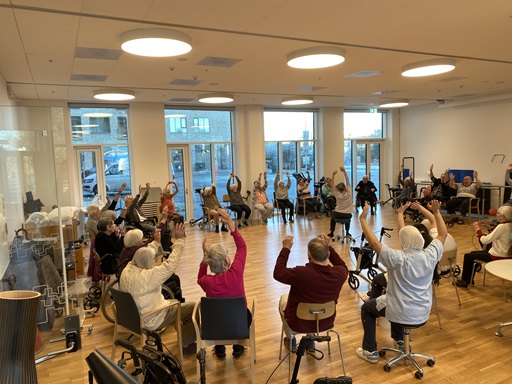 Stolegymnastik i fitnessrummet