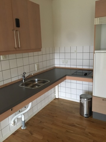 Eksempel på hvordan et køkken kunne se ud - der er altid køleskab