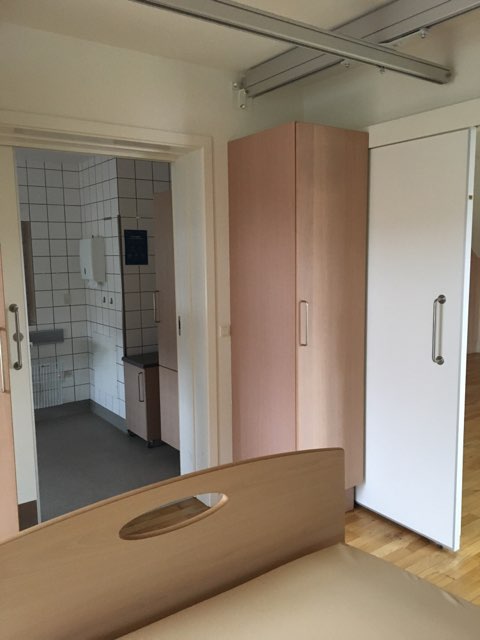 Badeværelses indgang og skab