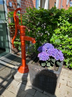 Rød vandpost ved bagindgang