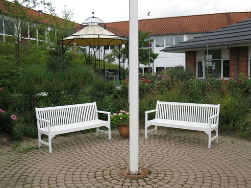 Her kan man sidde og nyde haven