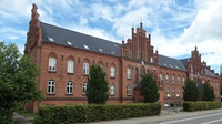 Annebergcentret ligger i en markant bygning på Annebergvej.