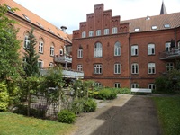 Annebergcentret: gårdhave med terrasse og altaner.