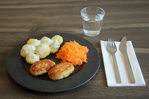 Fiskefrikadeller med persillesauce, kartofler og gulerodsråkost