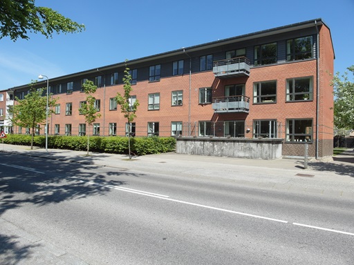 Lindholm Plejehjem har facade mod Thistedvej i Nørresundby