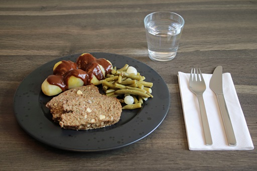 Græsk farsbrød med skysauce, kartofler og bønnesalat med sennepsdressing