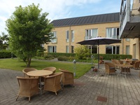 Plejehjemmet Lykkevang er omgivet af grønne områder og har en dejlig gårdhave med terrasse