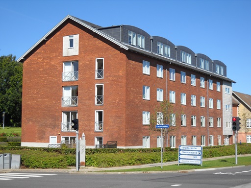 Plejehjemmet Uttrupgaard ligger på hjørnet af Østergade og Lerumbakken i Nørresundby