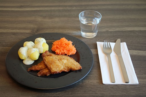Stegt fiskefilet med persillesauce, kartofler og gulerodsråkost